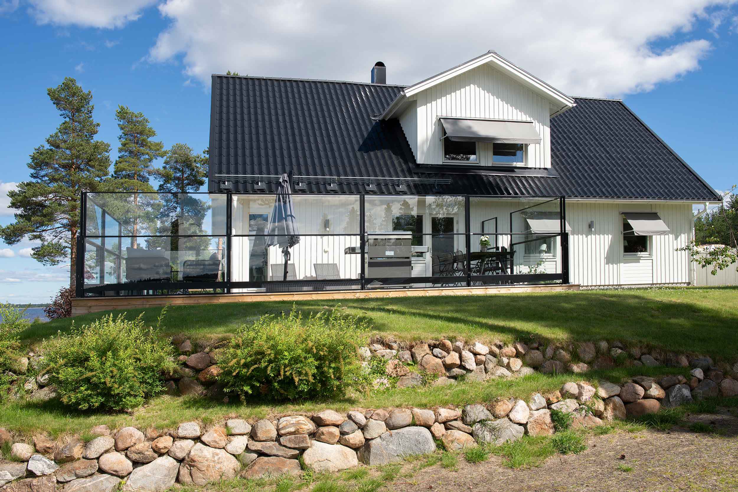 glasräcken framför hus, villa, trädgård